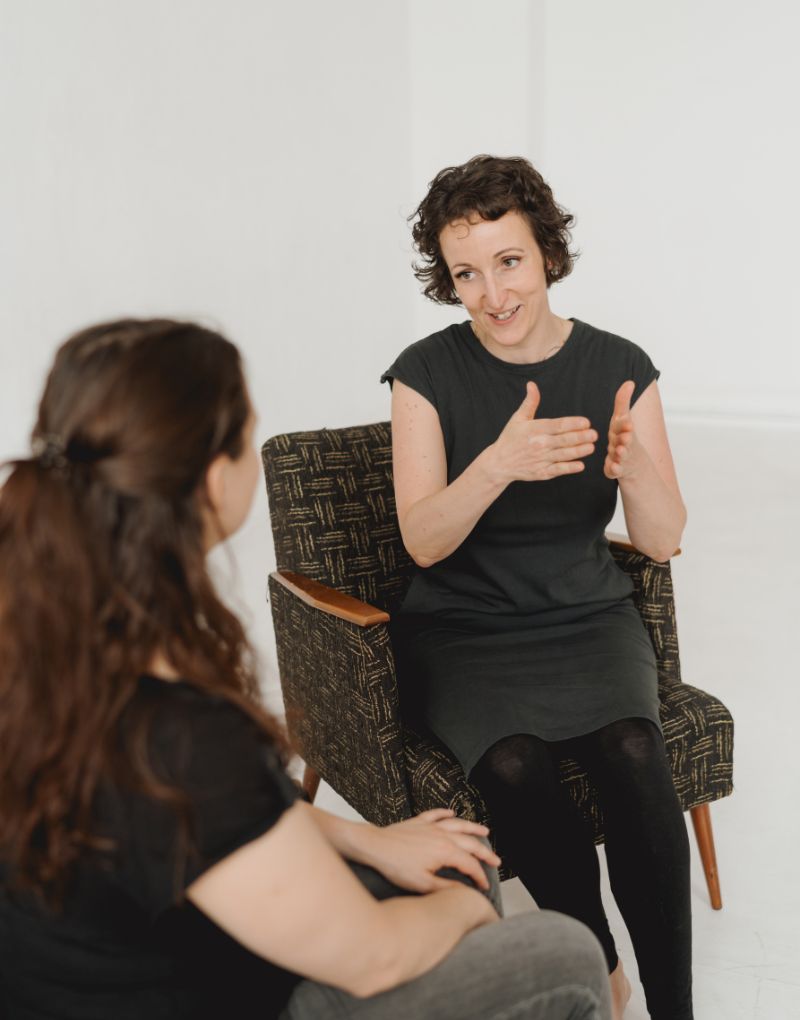 Doreen alias Ellie Lieb im persönlichen Coaching-Gespräch mit einer Klientin in Leipzig