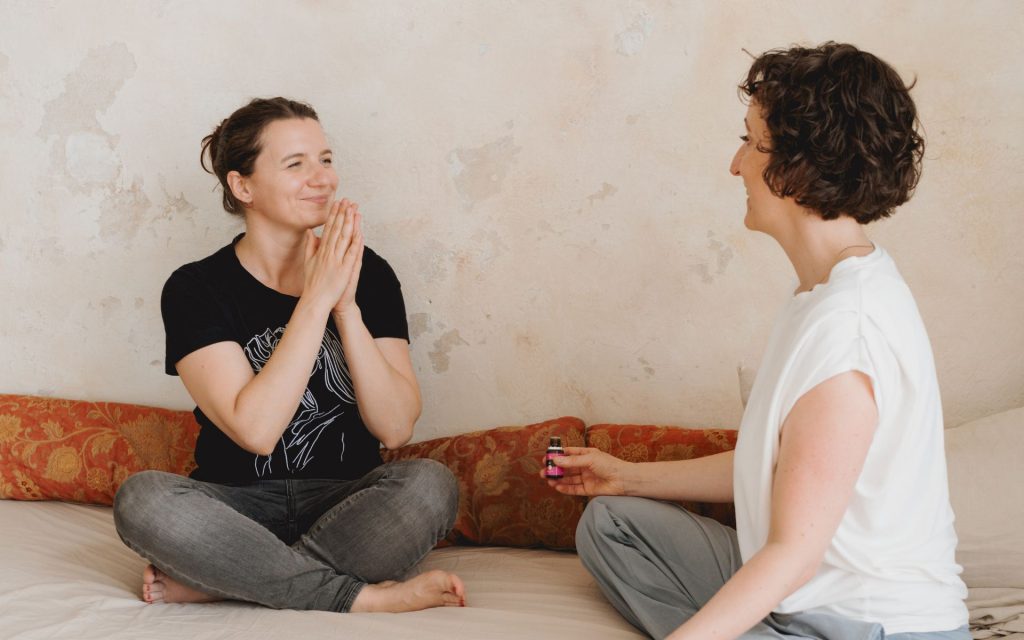 Zufriedene Klientin bedankt sich bei Doreen alias Ellie Lieb nach einer Massage- oder Coaching-Session in Leipzig