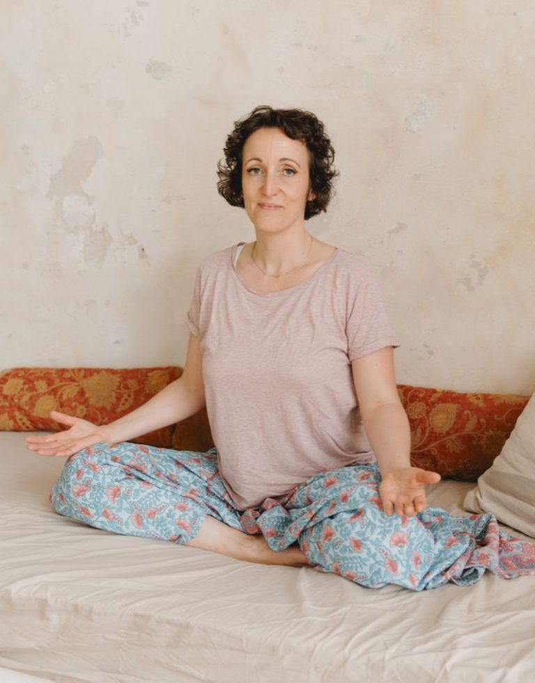 Doreen alias Ellie Lieb im Yogasitz mit offenen Händen – Kontaktaufnahme für Massage & Coaching in Leipzig