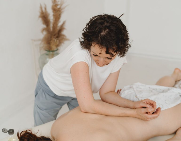 Doreen alias Ellie Lieb bei einer Lomi Lomi Nui auf einer transportablen Liege bei einer Klientin zu Hause in Leipzig